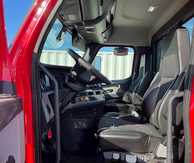2020 Freightliner Cascadia 126 Road Tractor - Freightliner Cab Chassis Trucks - freightliner-cab-chassis-trucks-cascadia-126-road-tractor-00b2651f-9.jpg